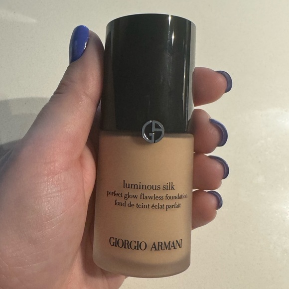 Armani Beauty Luminous Silk Perfect Glow Flawless Oil-Free Foundation - Picture 2 of 8